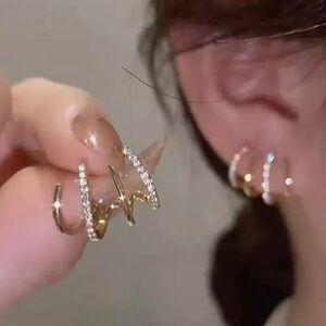 CLAW STUD‎ HUGGIE EARRINGS
